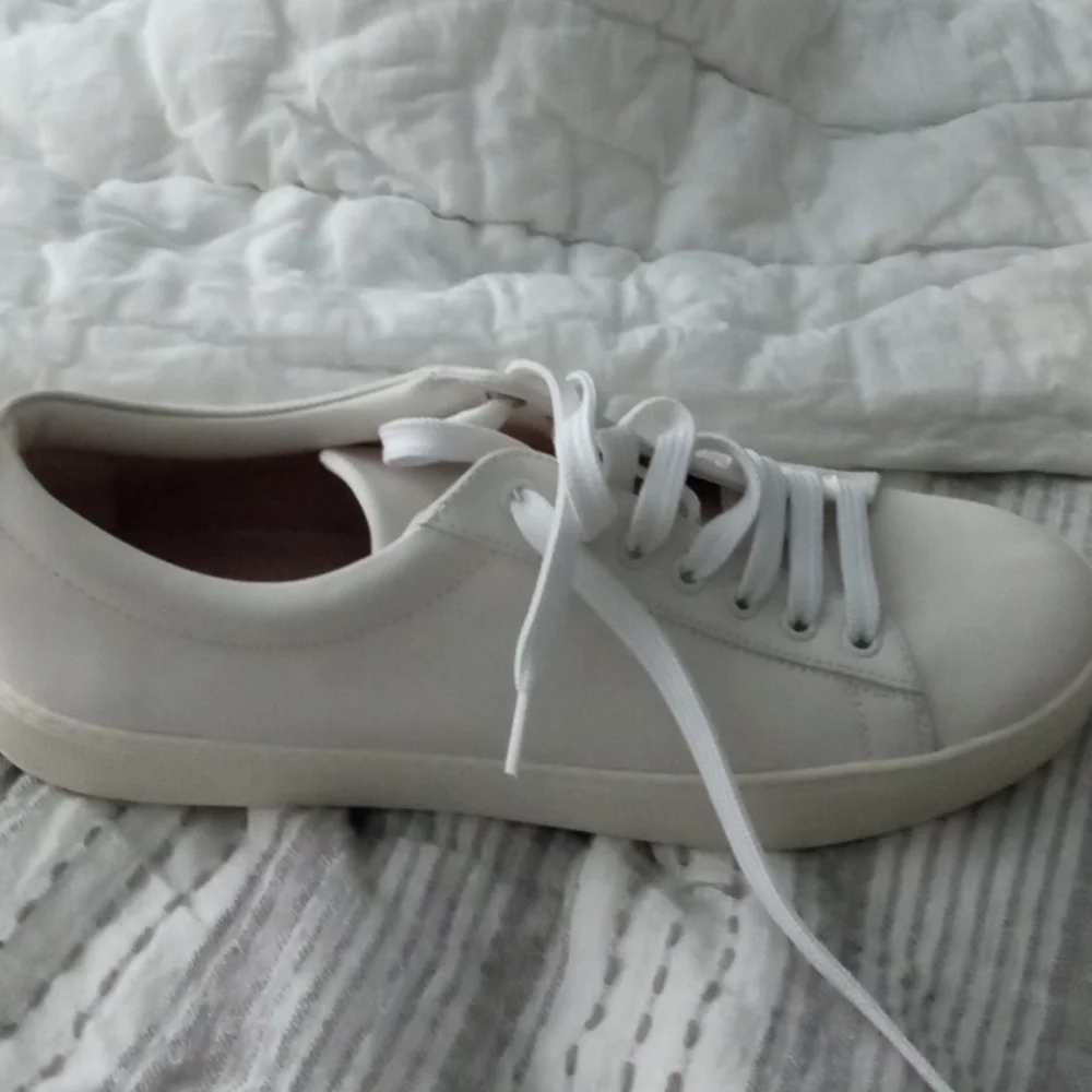 Stuart Weitzman - Picture 4 of 8